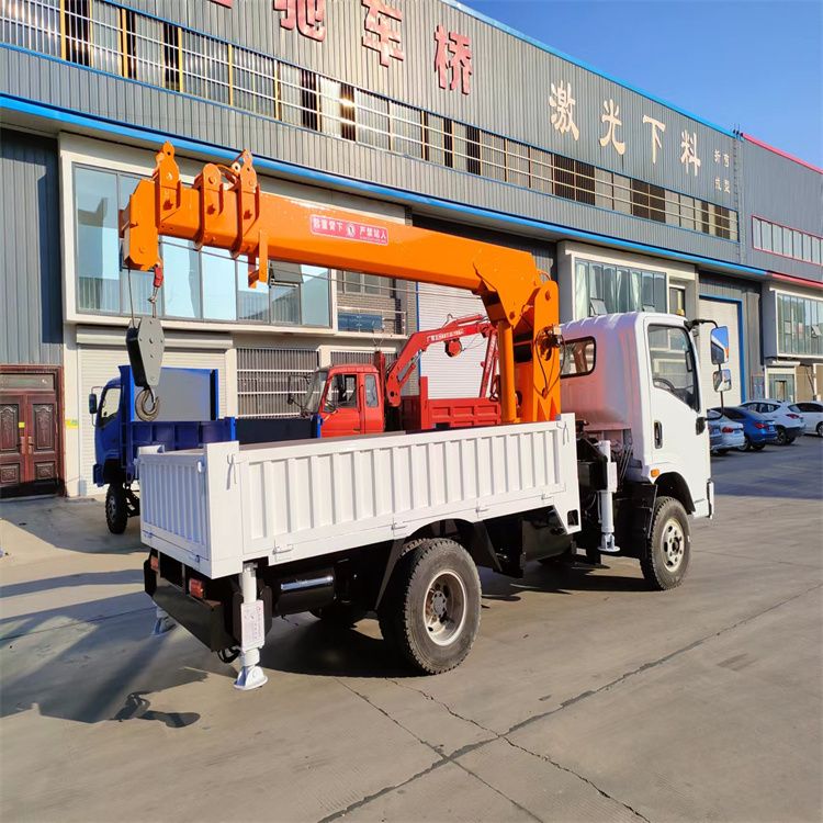 重庆市三轮随车吊定制 农用改装机自备吊中瑞长期出售